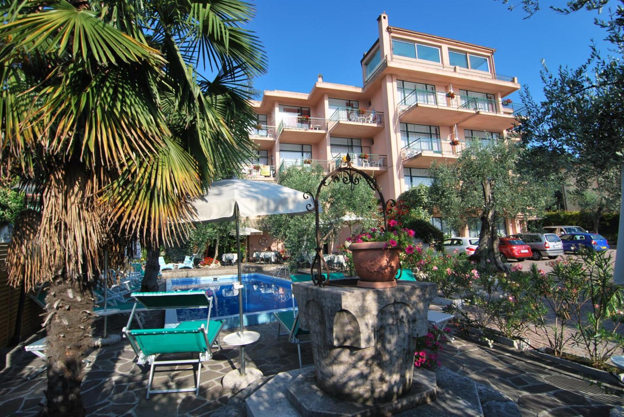 Residence Wieland Torri Del Benaco Bagian luar foto